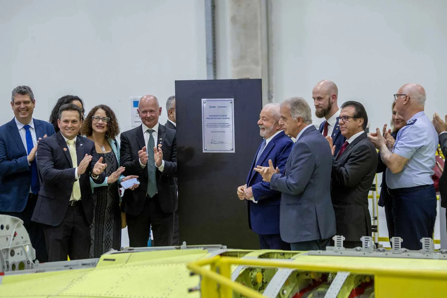 Autoridades descerram a placa de inauguração da linha de produção do Gripen (Saab)