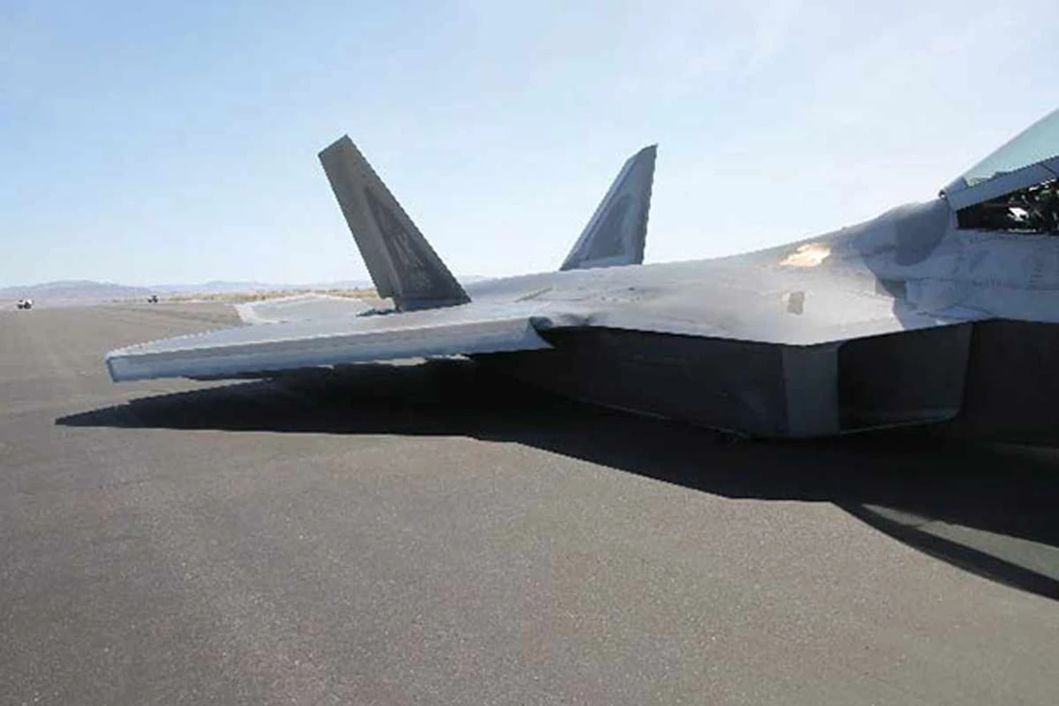 Caça se arrastou por quase 2 km na pista após uma decolagem malsucedida (USAF)