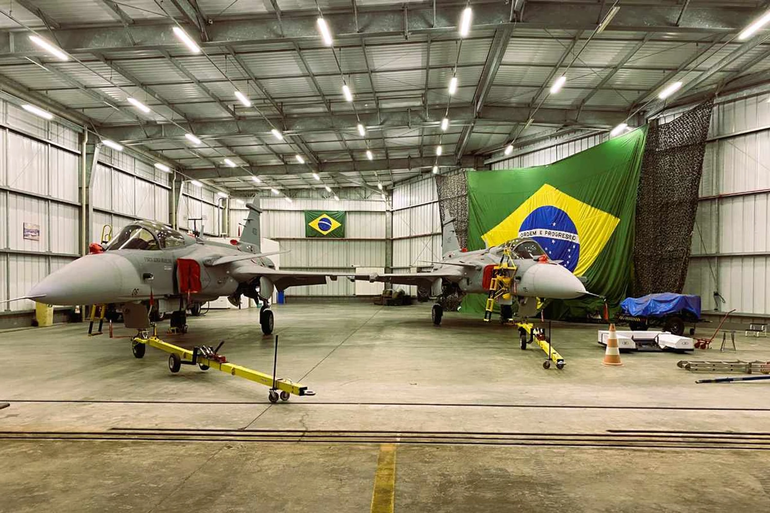 Caças Gripen hangarados no aeroporto de Navegantes (FAB)