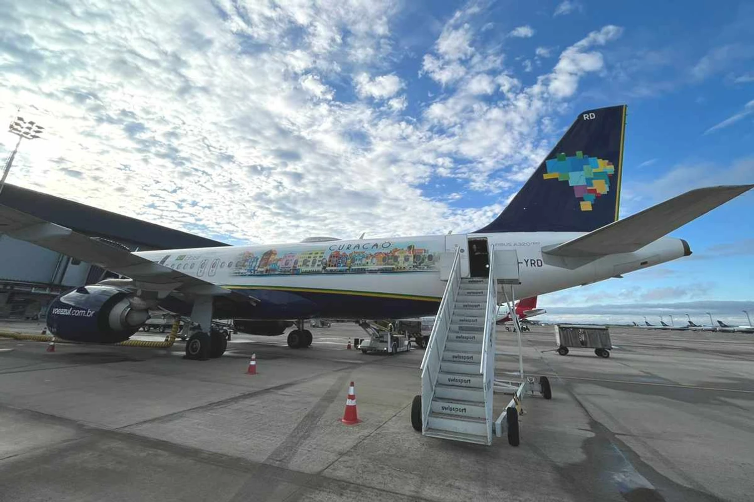 Customização sobre Curaçao será exposta na aeronave por três meses (Divulgação)