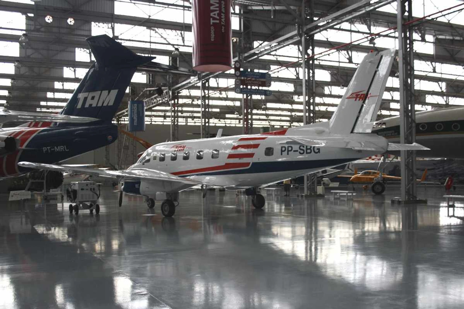 Embraer Bandeirante da TAM no antigo museu &ldquo;Asas de um Sonho&rdquo; (Thiago Vinholes)