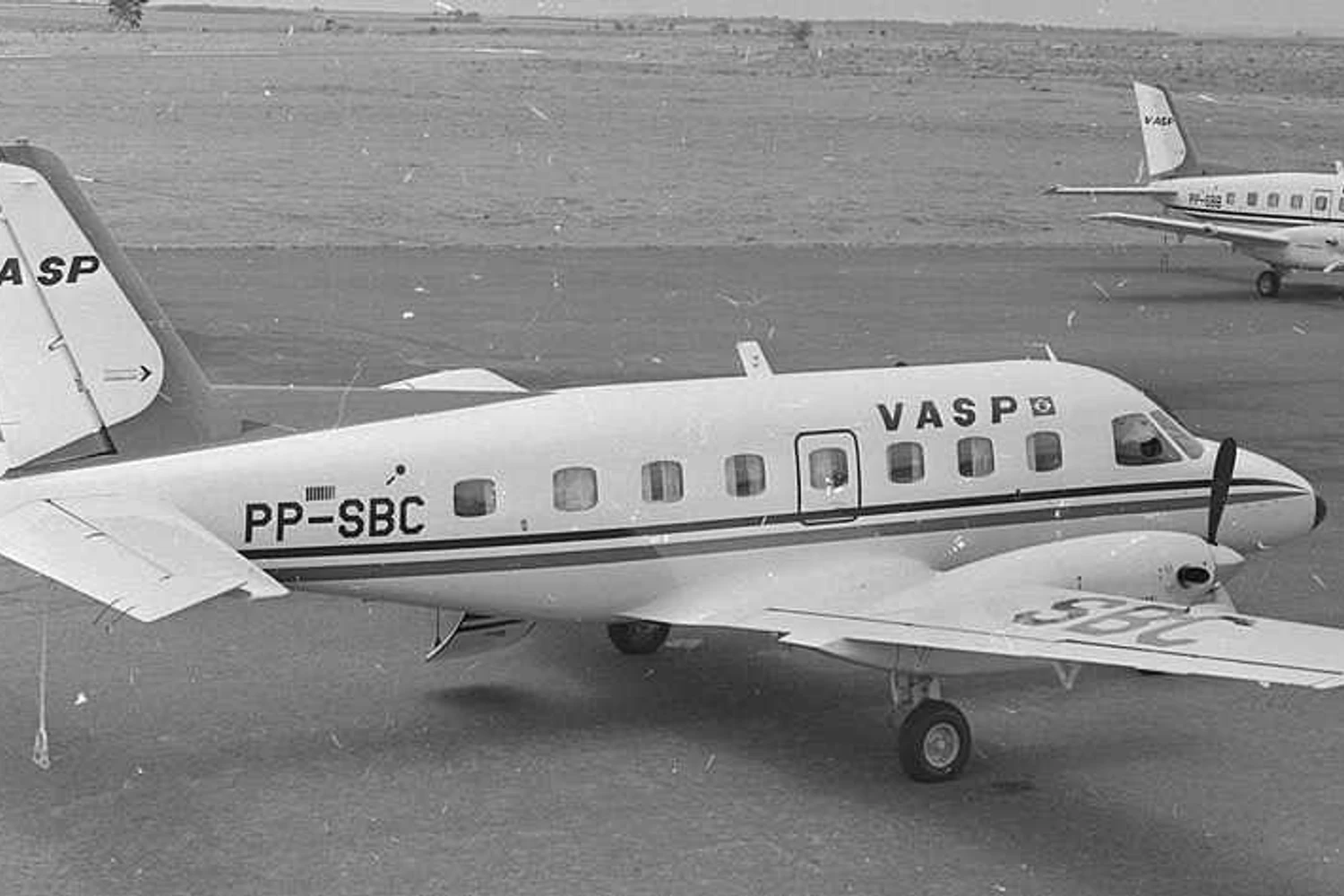 Embraer_Bandeirante_PP-SBC_(1974)_(trimming)