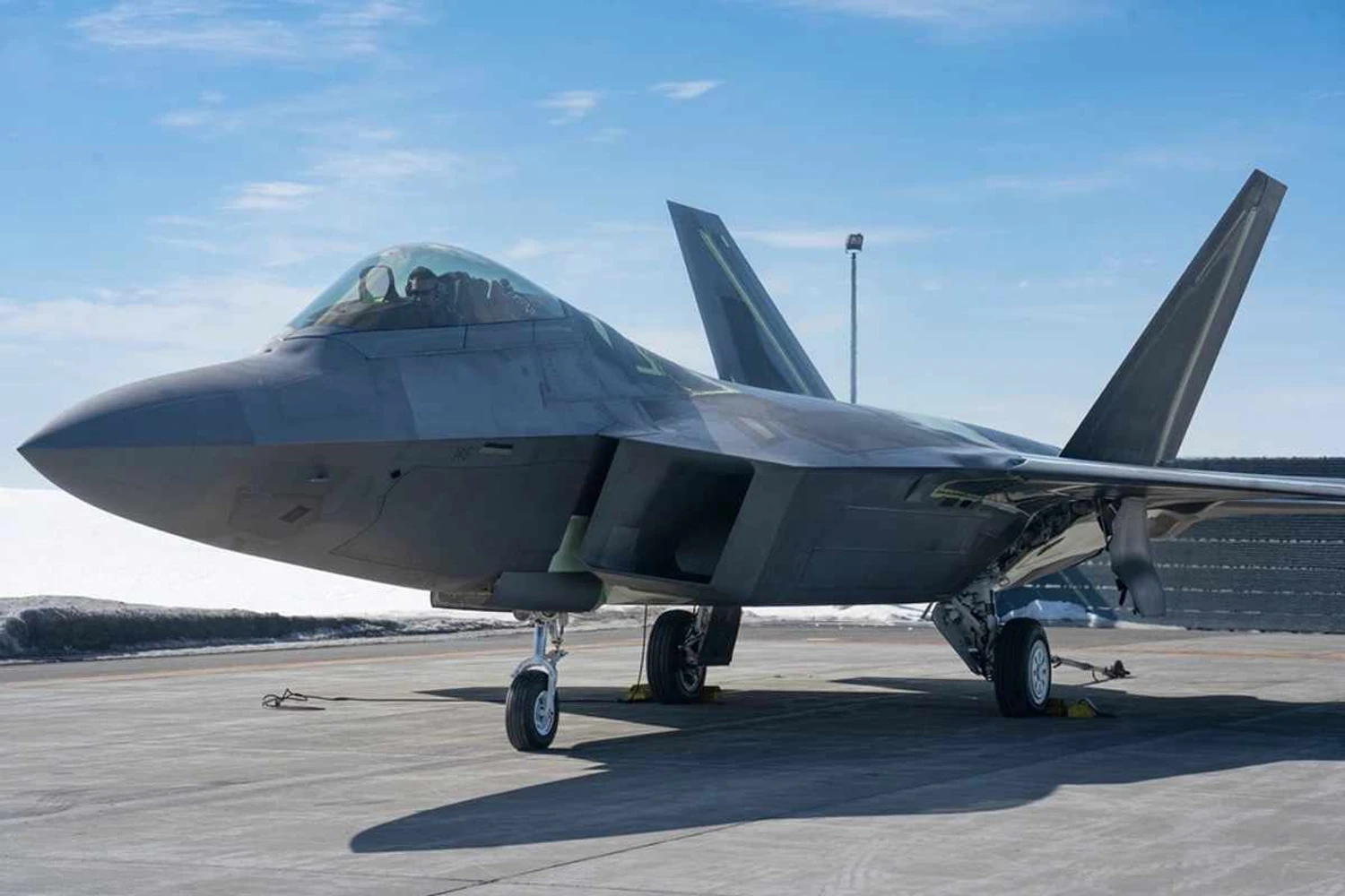 Caça F-22 Raptor severamente danificado volta a voar após cinco anos