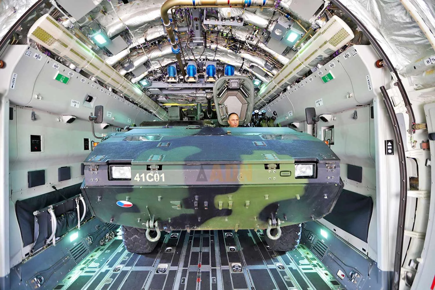 O blindado Pandur II a bordo do KC-390 (MDRC)