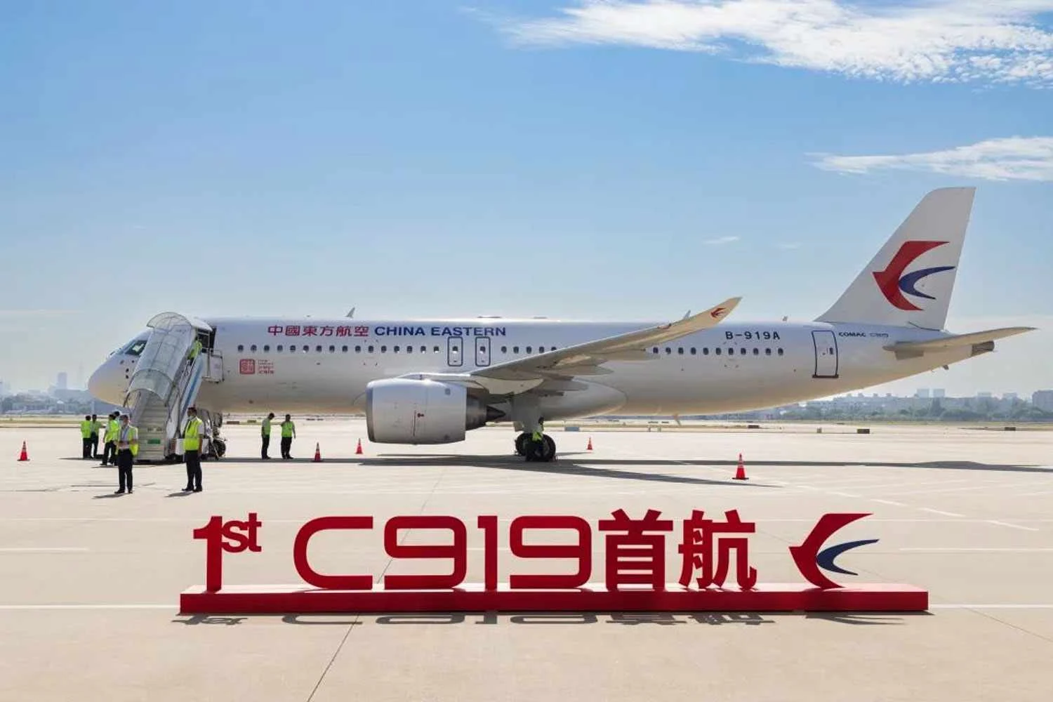 O C919 no dia do seu voo comercial de estreia (CEA)
