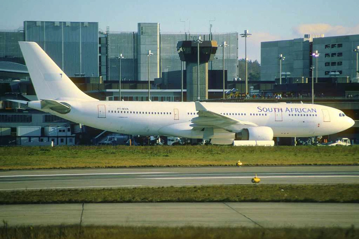 O PT-MVA em operação na South African Airways. Nota-se sob o nome da operadora sulafricana a logomarca da TAM, assim como o estabilizador vermelho. Foto: Aeroicarus via Wikimedia Commons.