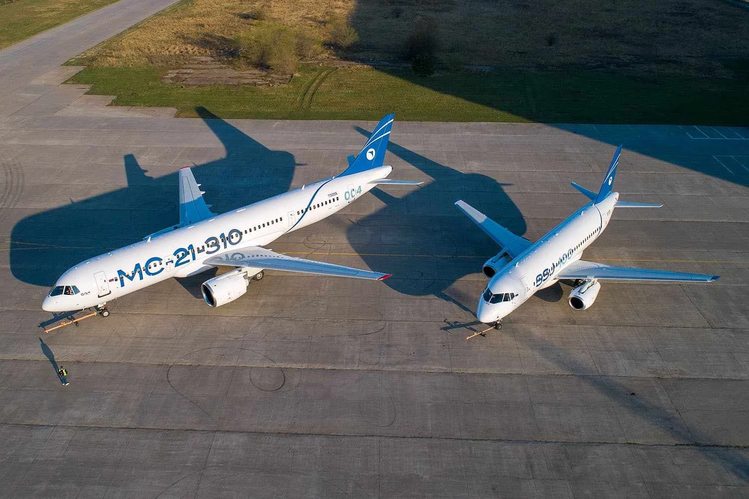 Os jatos russos MC-21-310 e SSJ-100: Aeroflot só quer voar com o da esquerda (UAC)