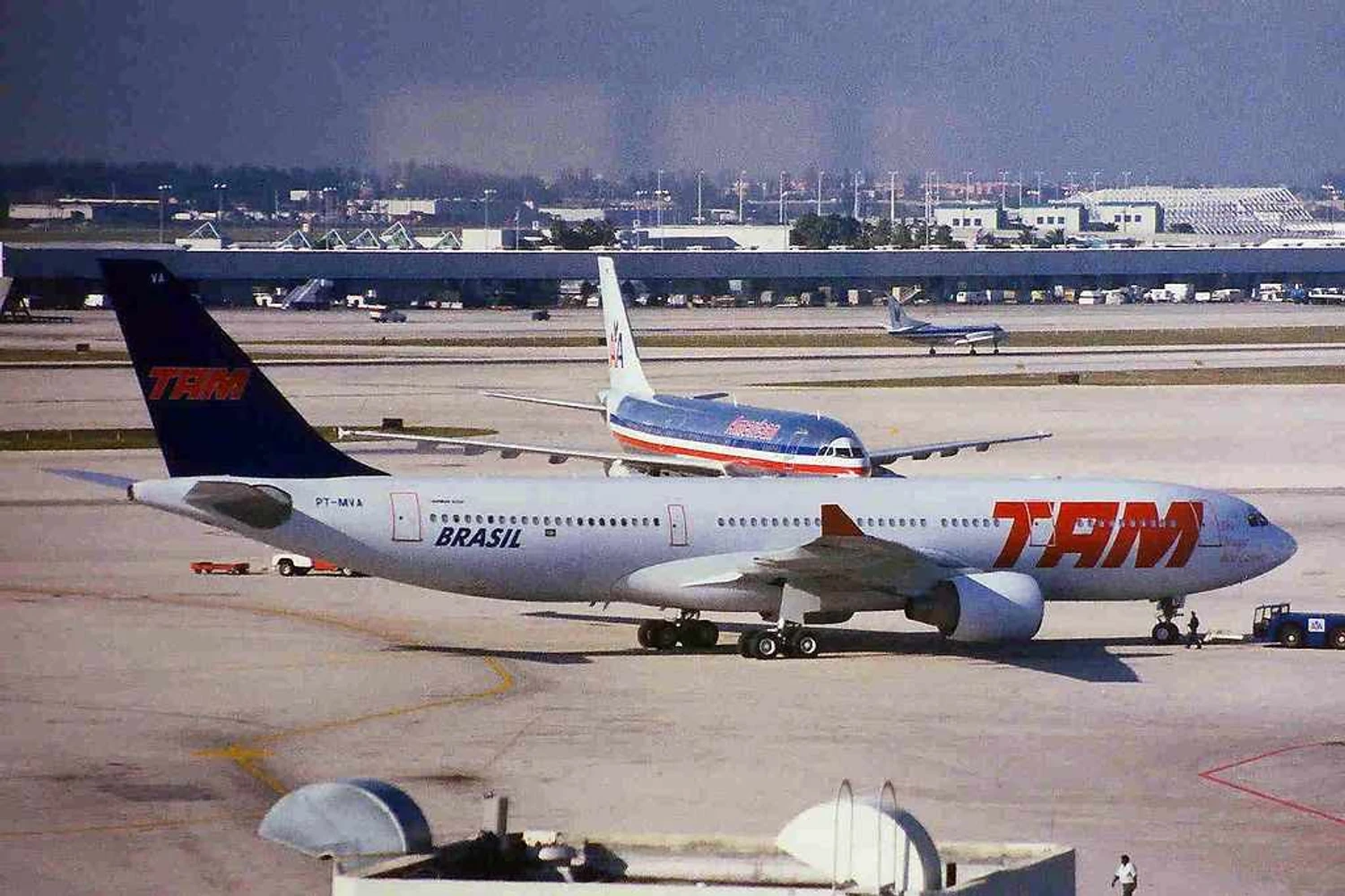 PT-MVA_A330-223_TAM_MIA_25JAN99_(5915375979)
