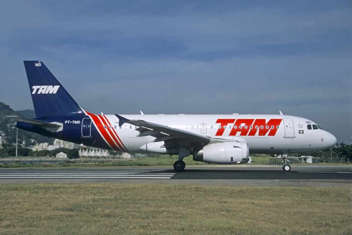 TAM_Airbus_A319_Volpati-4