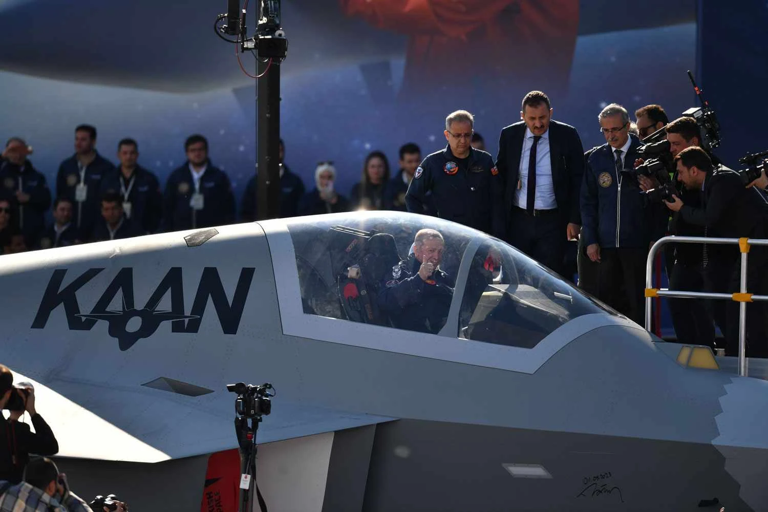 Turkish President Recep Tayyip Erdoğan aboard the Kaan fighter jet (TAI)