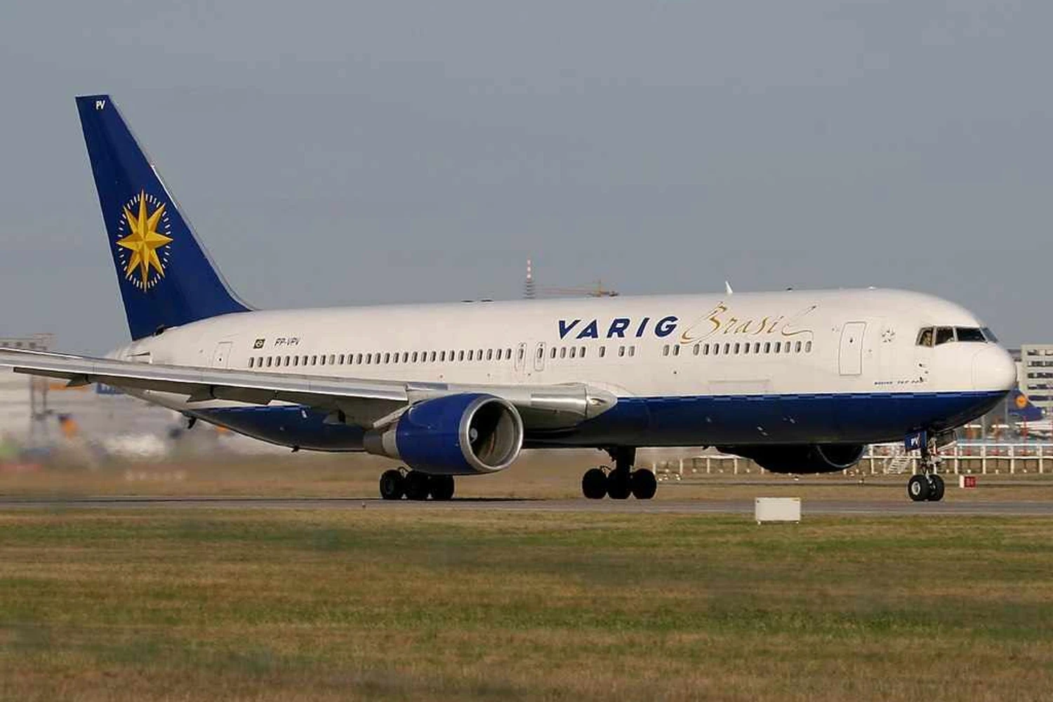 1024px-Boeing_767-375-ER,_Varig_AN0440704