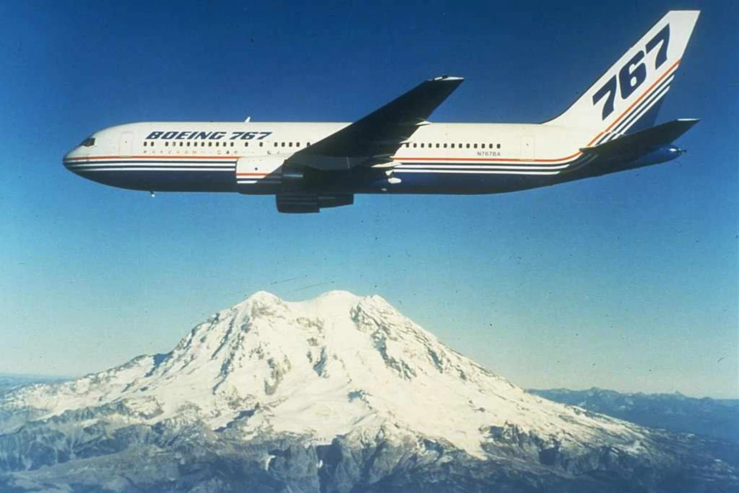 1024px-Boeing_767_over_Mount_Rainier,_circa_1980s