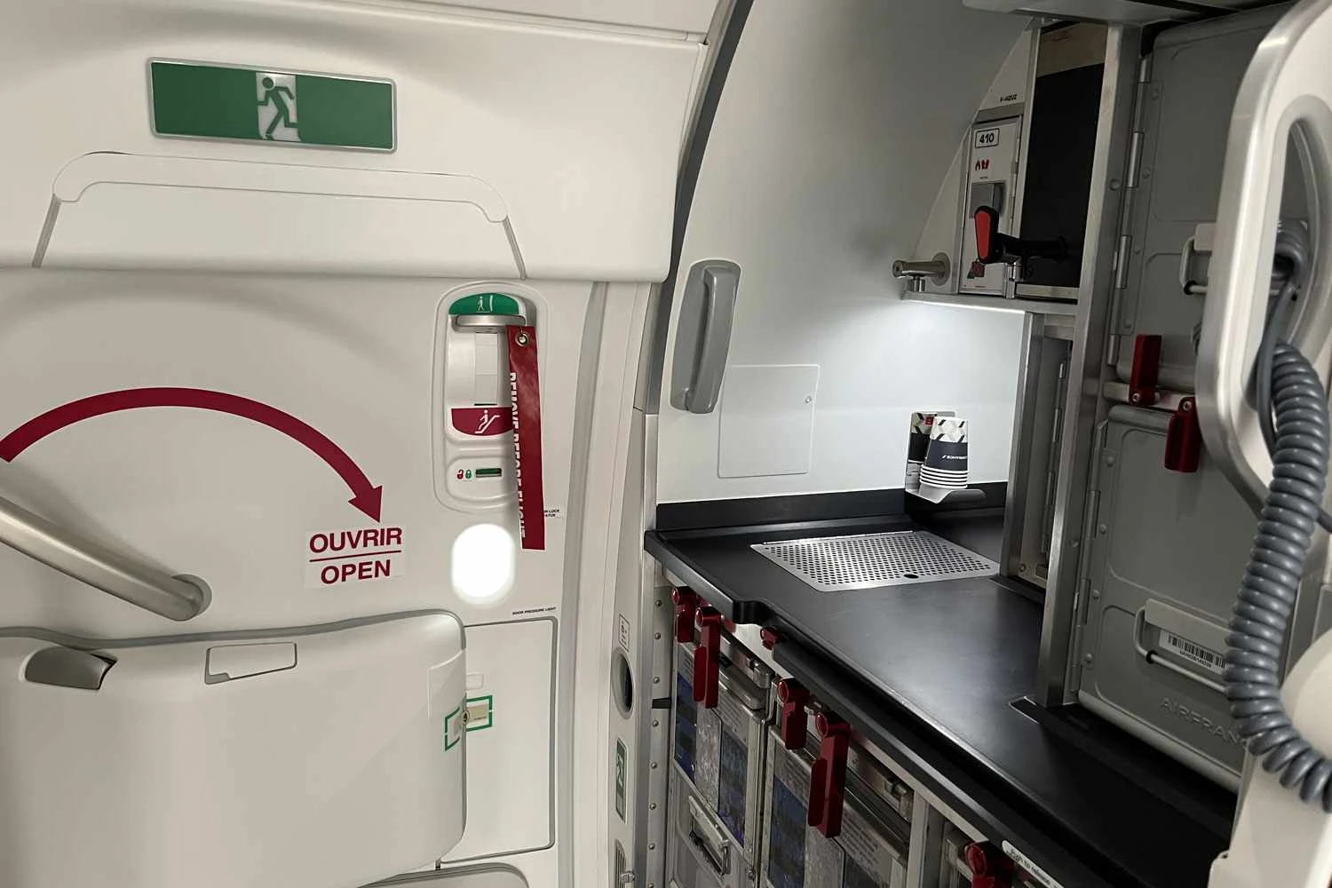 A galley no fundo da cabine
