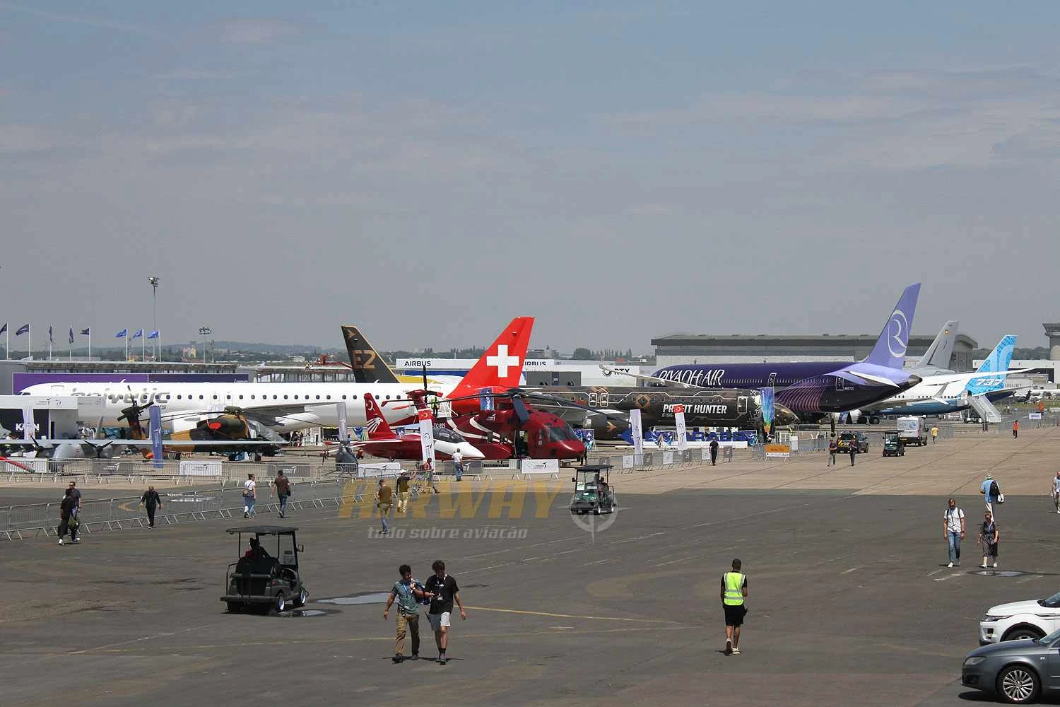 Airbus, Boeing e Embraer levam 'garotas-propagandas' de seus aviões em Le Bourget