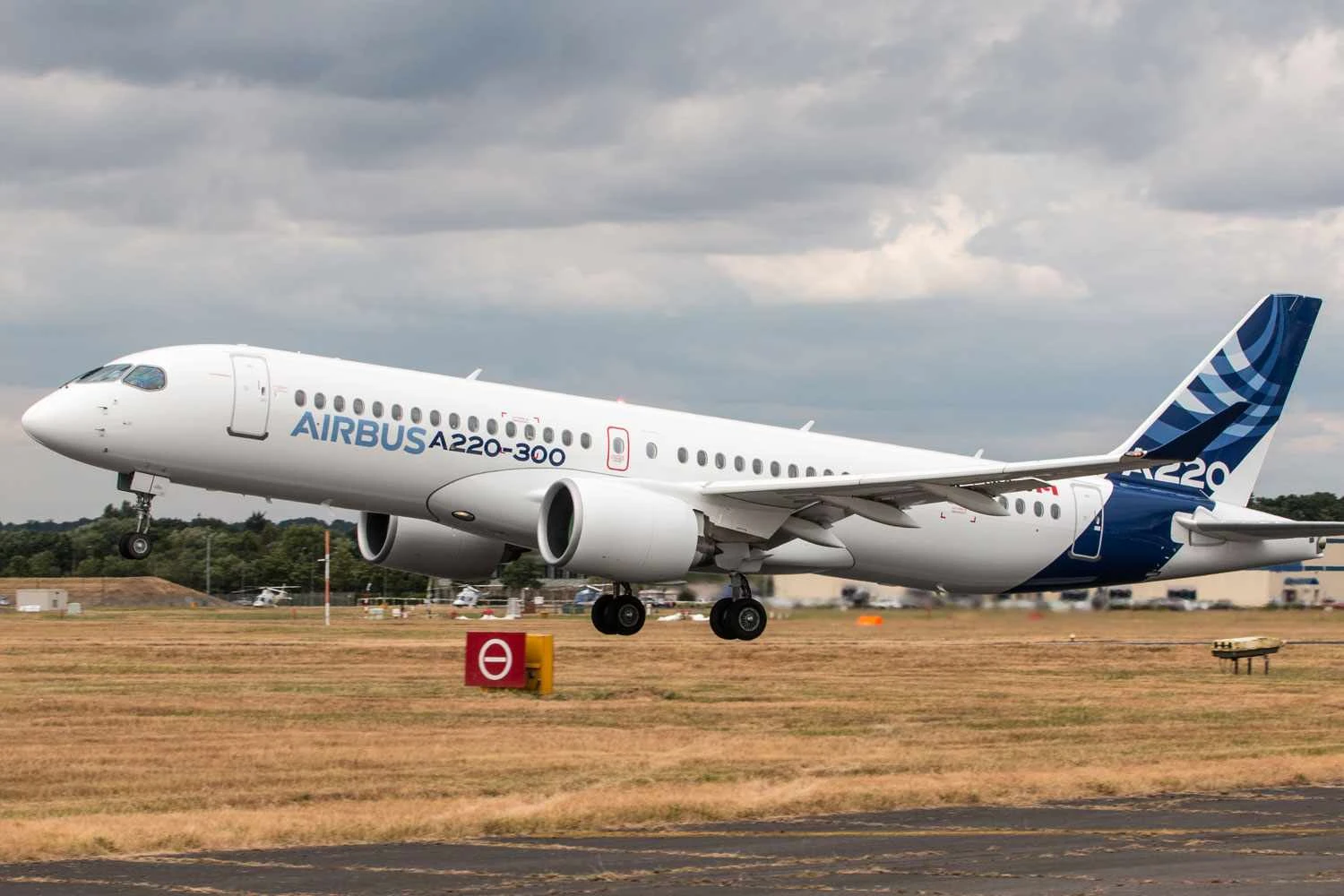 Airbus A220-300 (Steve Lynes)