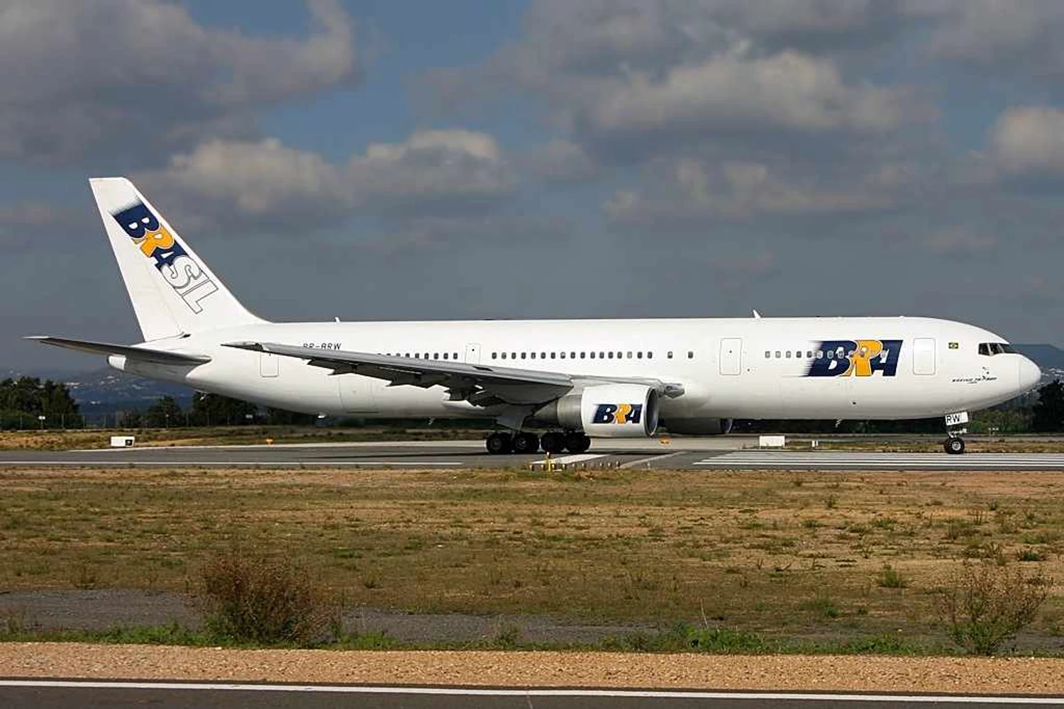Boeing_767-33A(ER),_BRA_Transportes_Aereos_JP5857072