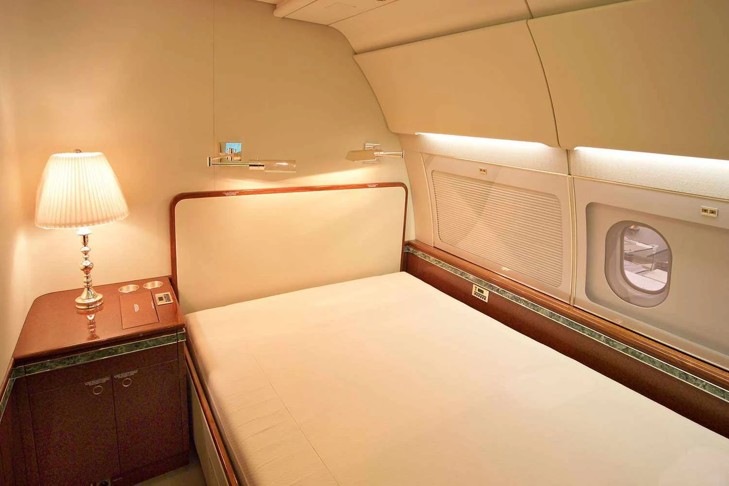 Cabine com cama e banheiro privativo do VC-1 (FAB)