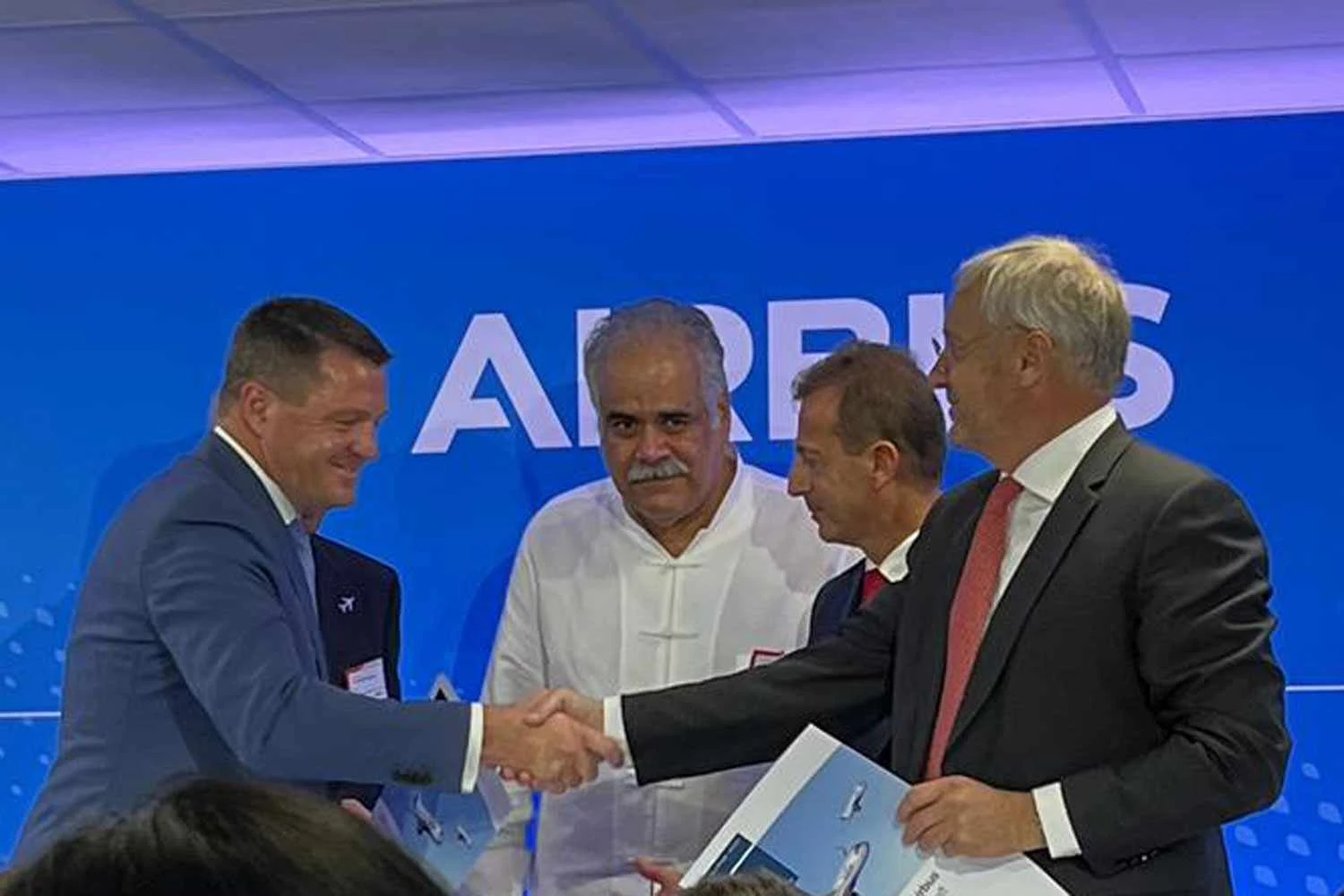 Executivos da IndiGo e Airbus assinam o acordo firme de 500 aviões (Ricardo Meier)