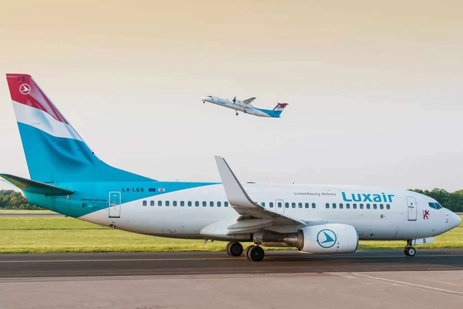 Hoje a Luxair tem quatro 737-700 e outros quatro 737-800 além de dois E190 e onze Dash (ao fundo)
