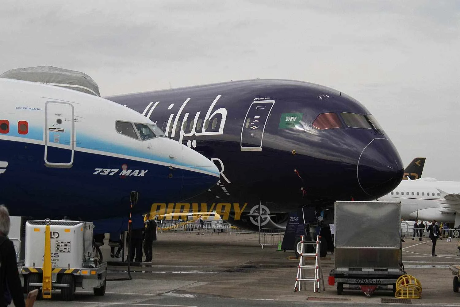 O 787-9 da nova companhia aérea Riyadh Air ao lado do protótipo do 737 MAX 10
