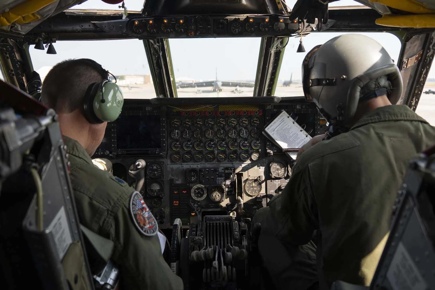 O antigo painel do B-52: novas telas sensíveis ao toque (USAF)