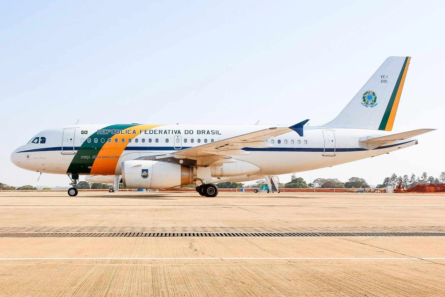O VC-1, o principal avi&atilde;o presidencial da FAB. A adi&ccedil;&atilde;o das faixas verde e amarela ocorreu em 2013. Foto: FAB.