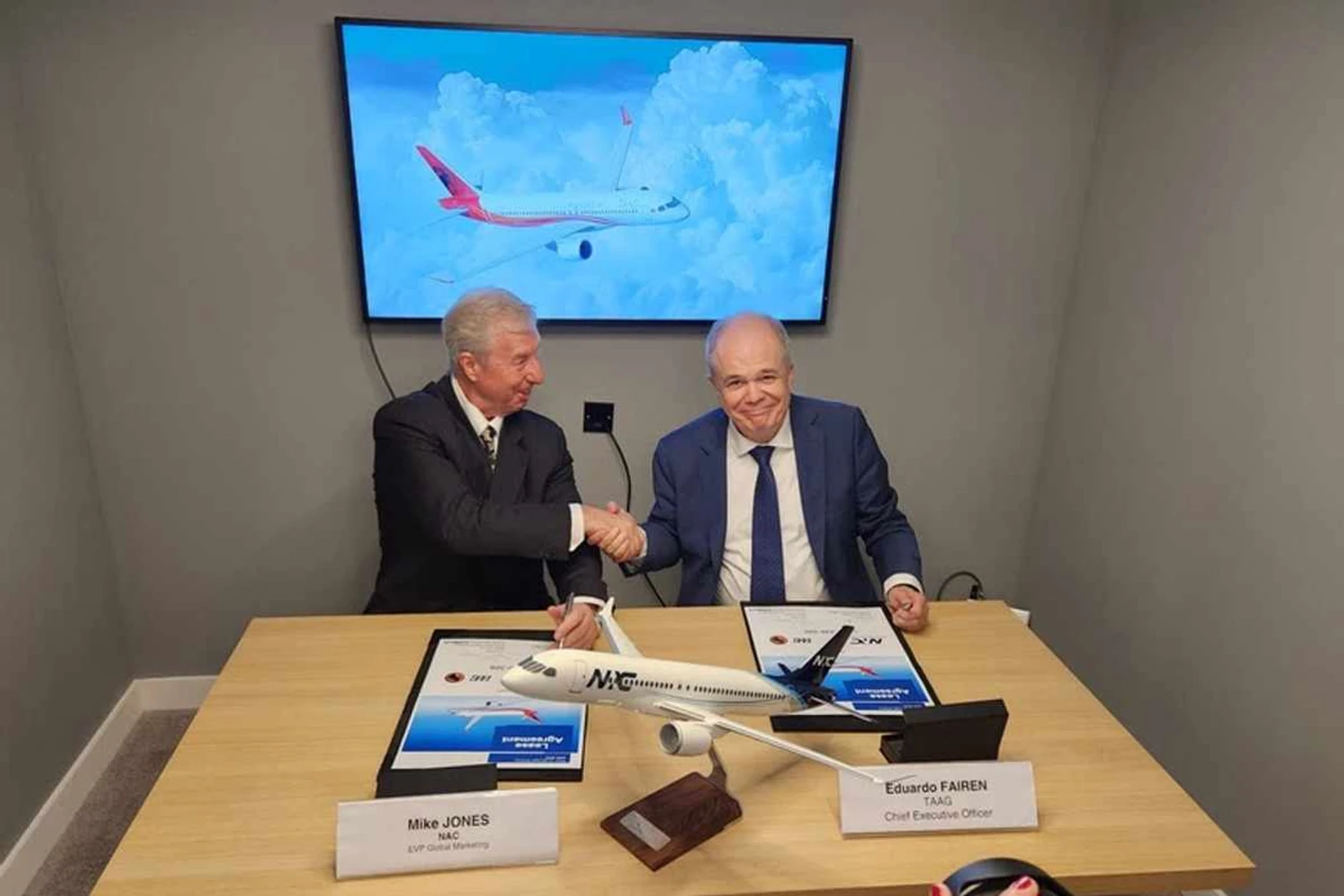 Os contratos de leasing de jatos A220 foram assinados por Eduardo Fairen, CEO da TAAG (Divulgação)