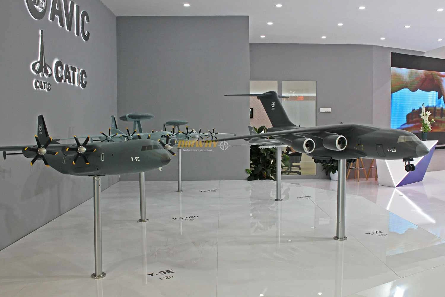 Os transportes militares Y-9E e Y-20