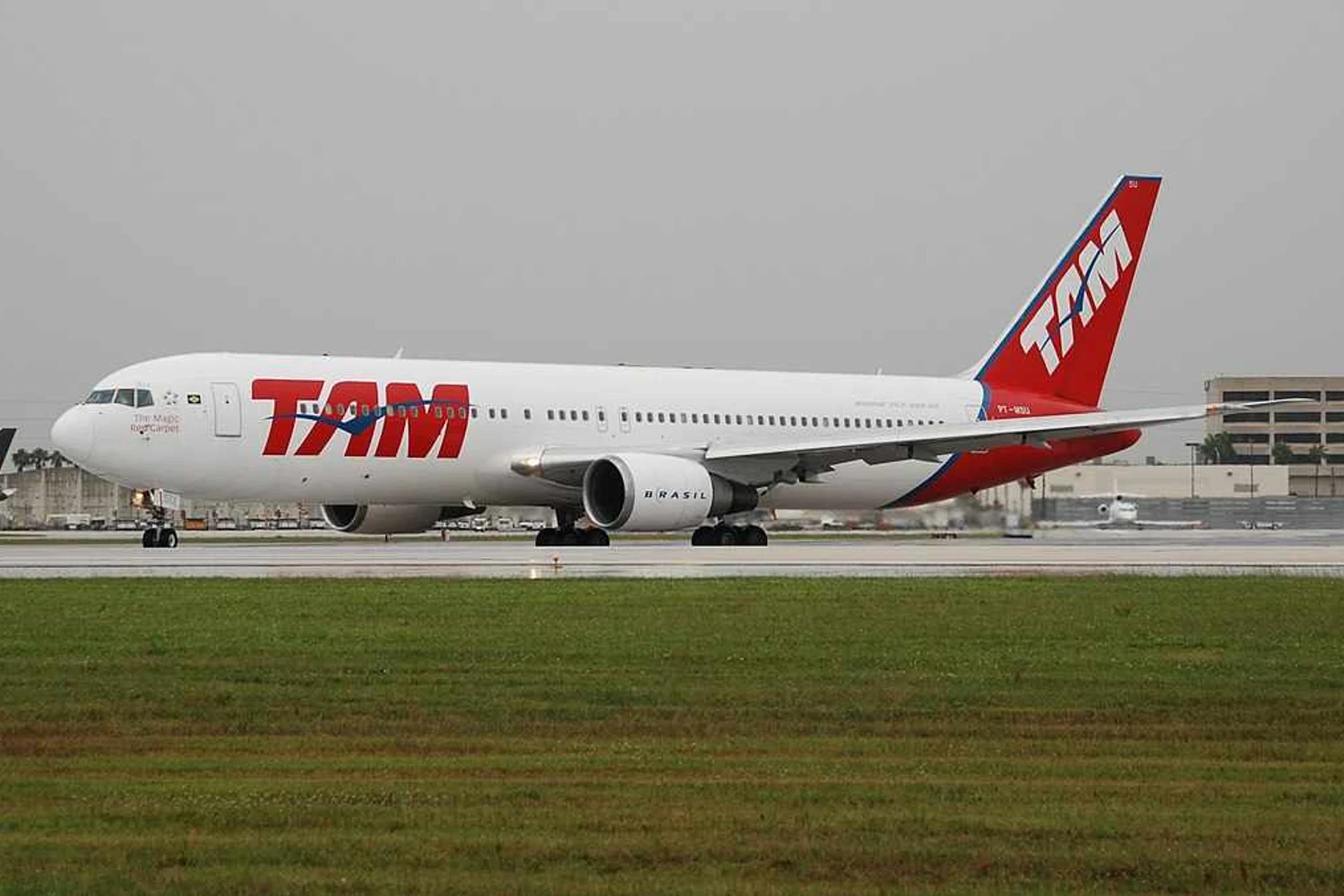 TAM_Boeing_767-300;_PT-MSU@MIA;17.10.2011_626ag_(6446568409)