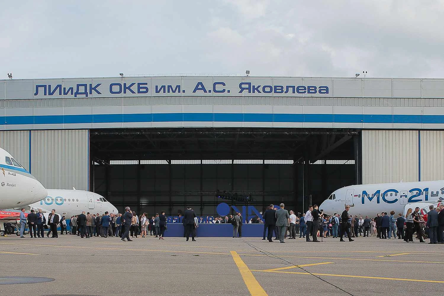 A cerimônia que marcou a mudança do nome da Irkut para Yakovlev (UAC)