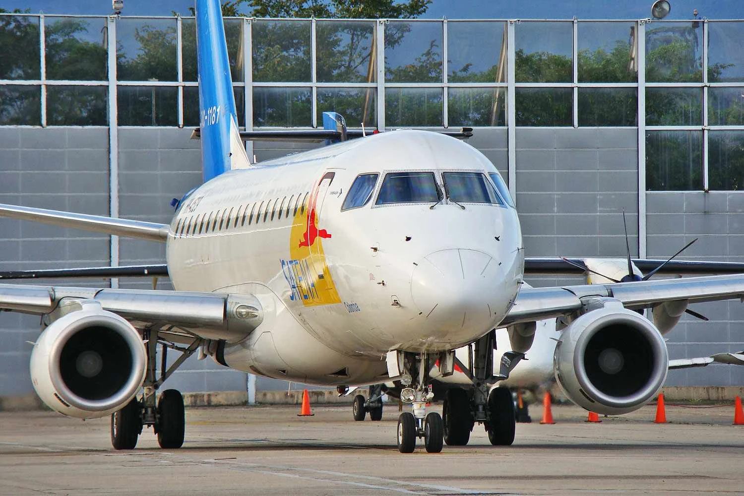 A Satena operou com dois E170 da Embraer (Juan Cardona)