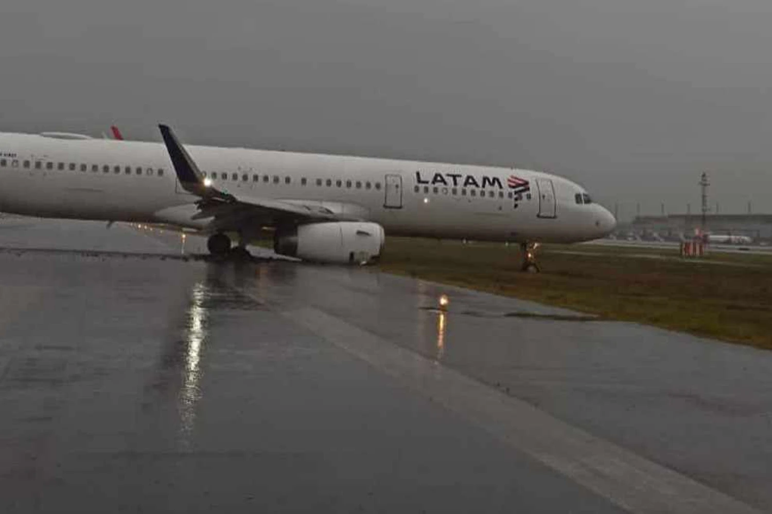 Avião da LATAM sai da pista e fica atolado no aeroporto de Florianópolis