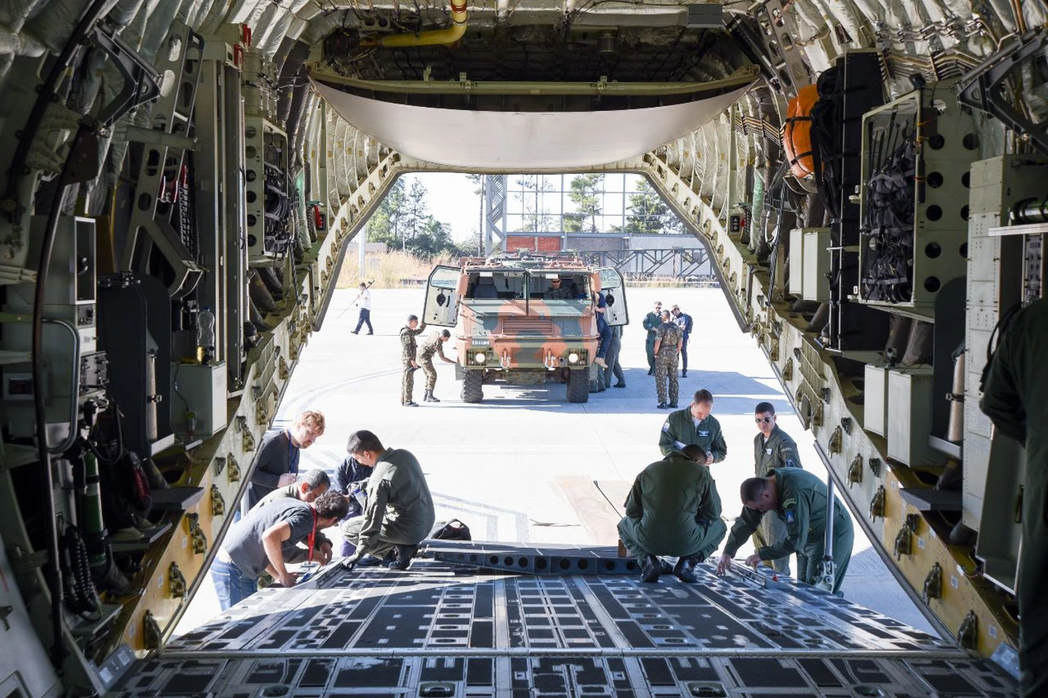 Embarque do ASTROS: aeronave da Embraer comporta até 26 toneladas (Divulgação)