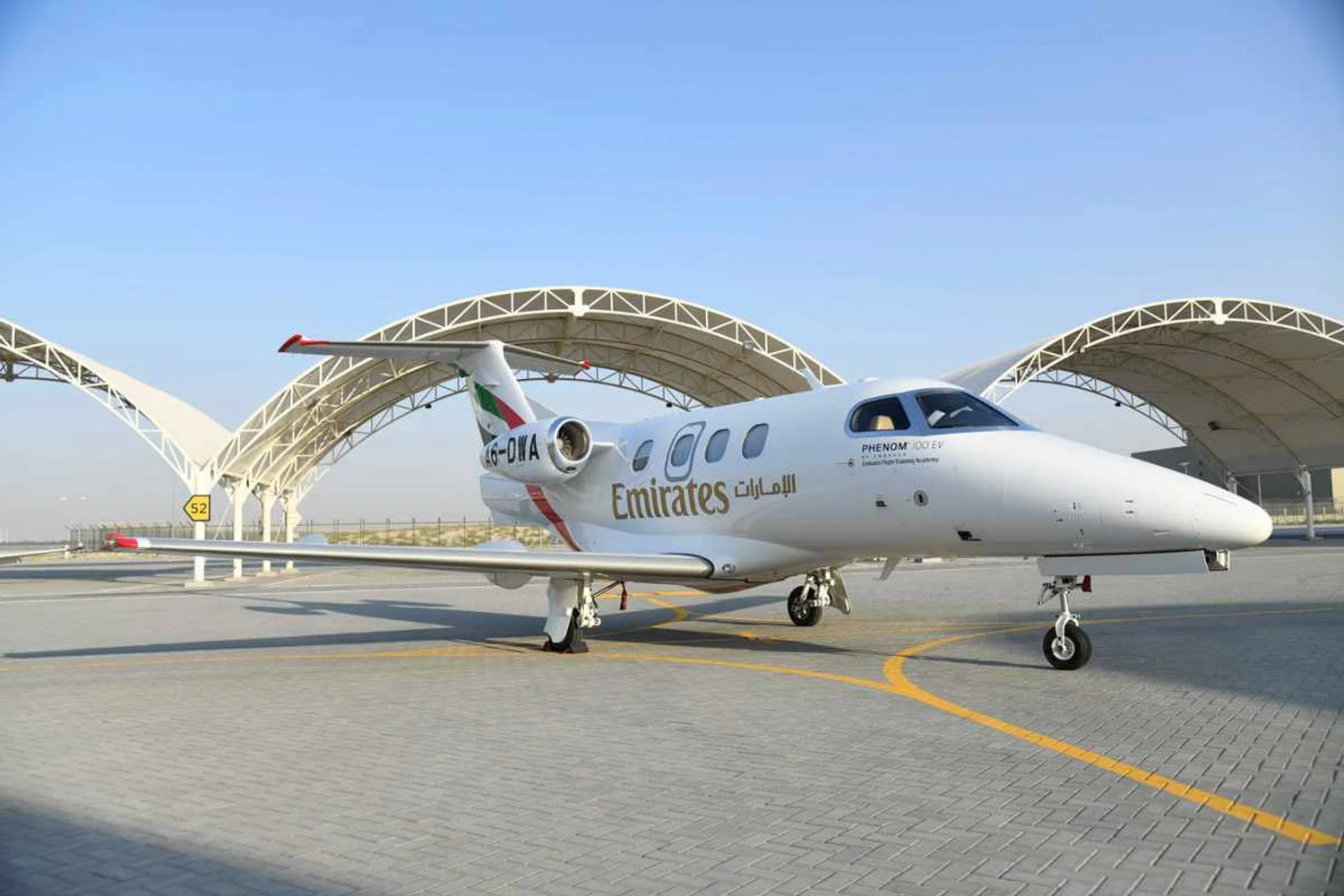Jatinhos Phenom 100 da Emirates levam quatro passageiros, cada um com uma mala de até 15 kg (Emirates)