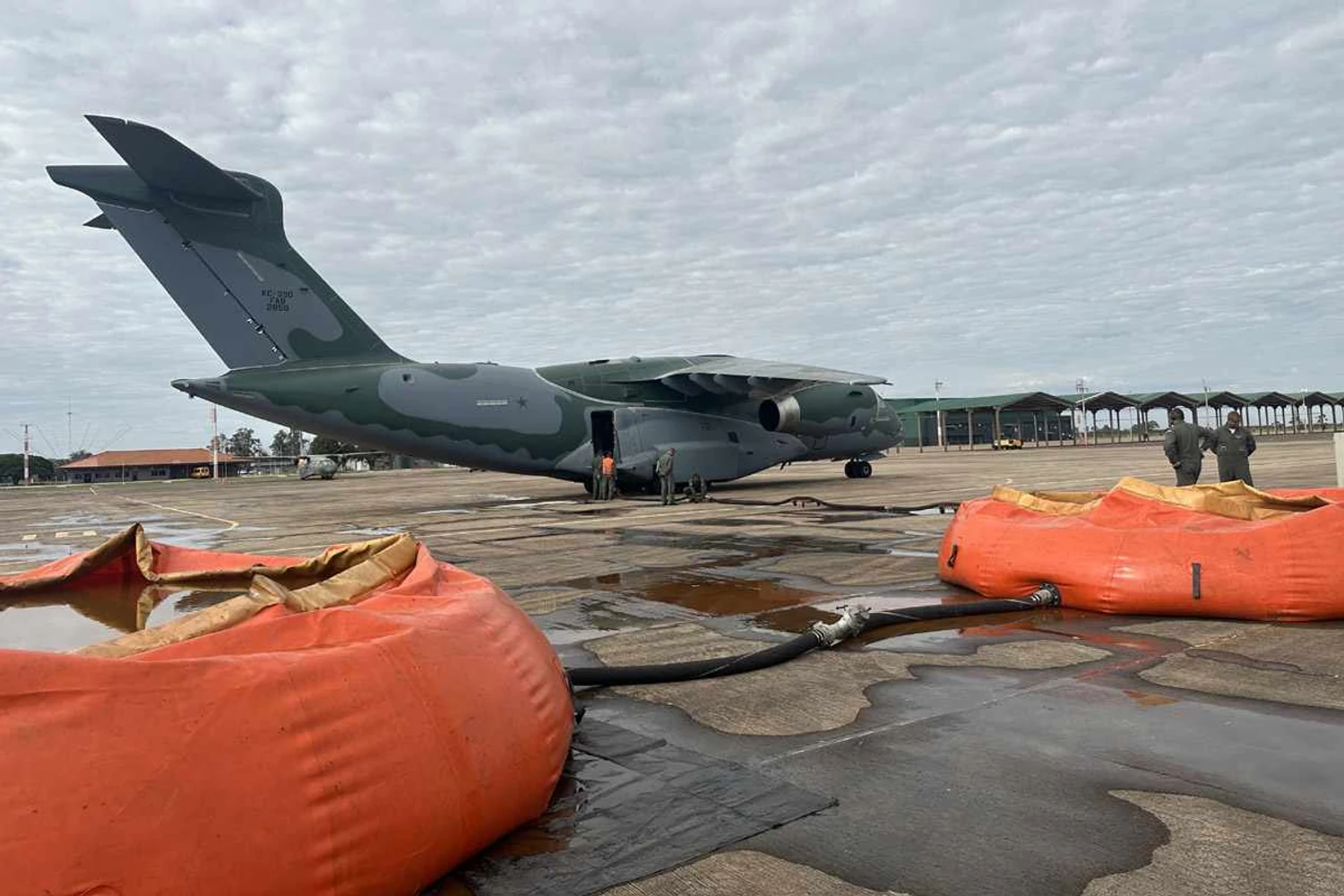 O sistema MAFFS II do KC-390 é a reabastecido com auxílio de reservatórios externos (FAB)