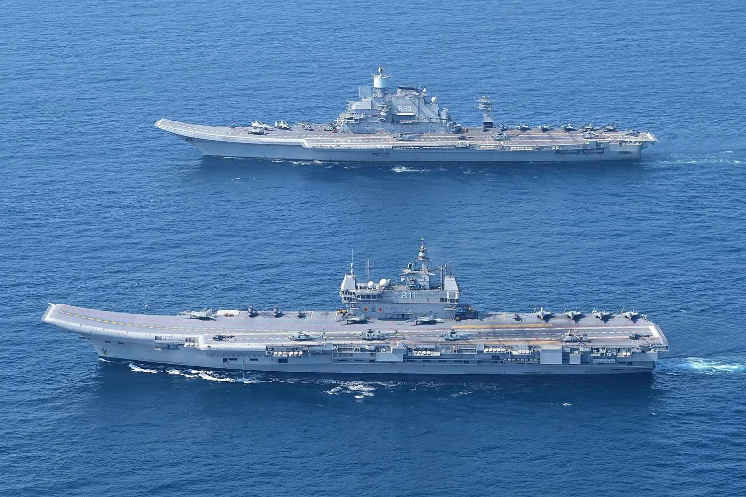 Os porta-aviões indianos INS Vikrant (R11) e Vikramaditya (Marinha da Índia)