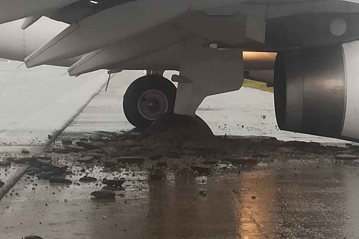 Pavimento da pista foi danificado pelo trem de pouso do avião; aeroporto está fechado para pousos e decolagens (reprodução/redes sociais)