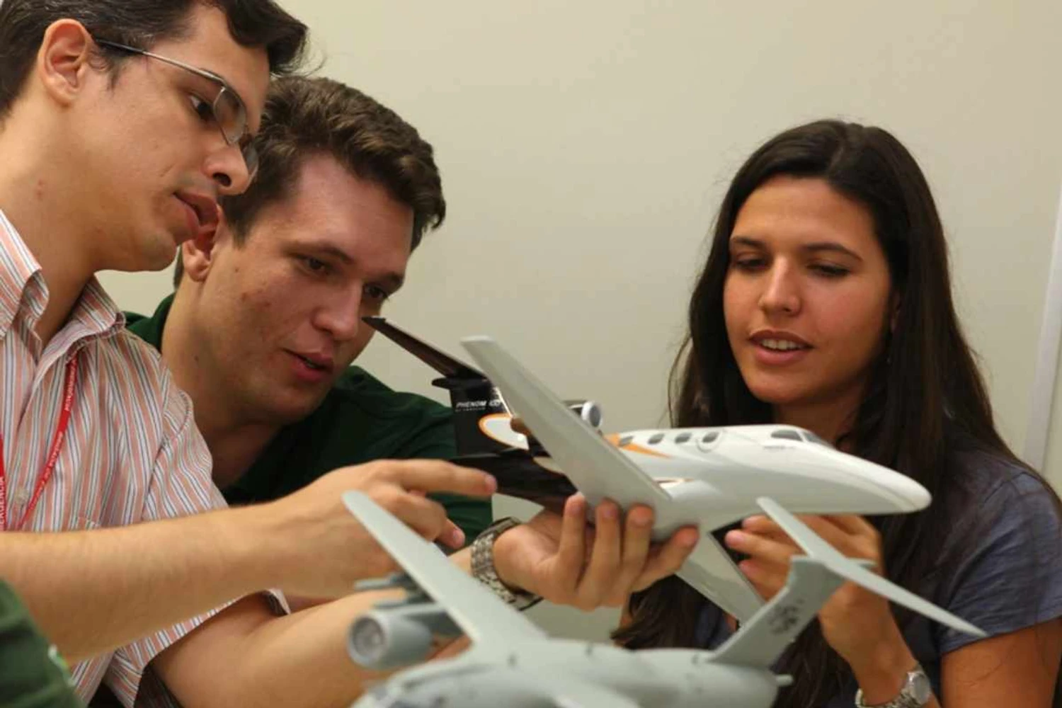 "Fábrica de engenheiros": Embraer oferece bolsa de R$ 5 mil para estudantes de mestrado