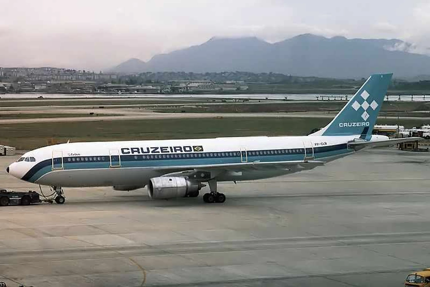 800px-Airbus_A300B4-2C,_Cruzeiro_JP6022553