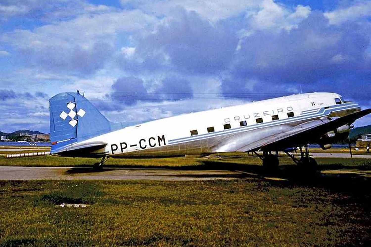 800px-Douglas_C-47A_PP-CCM_Cruzeiro_SDU_05.04.75_edited-2