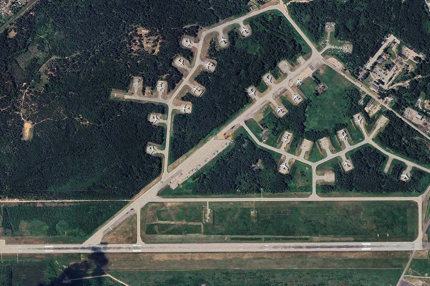 A base aérea de Pskov e vários Il-76 estacionados (GE)