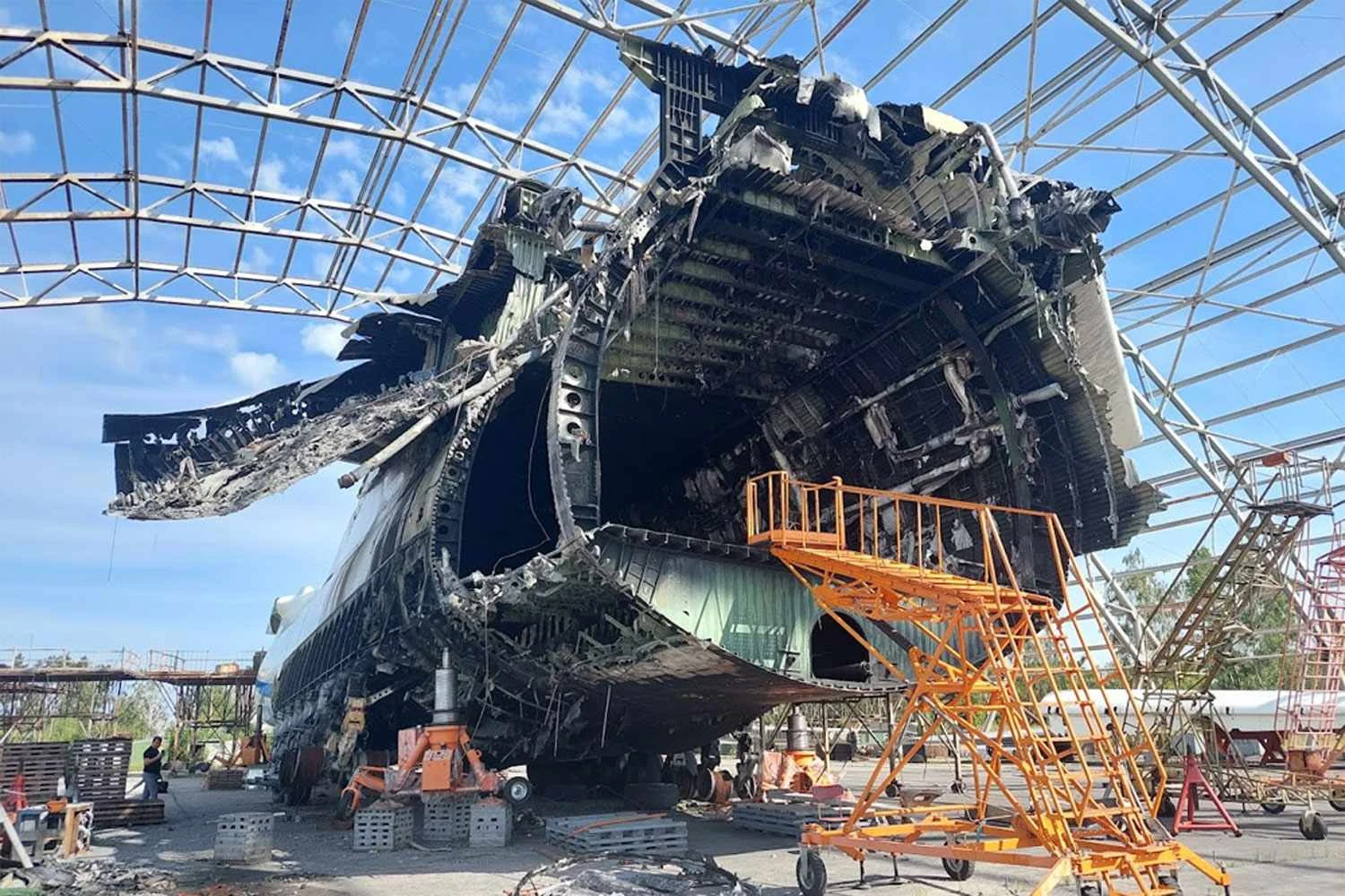 A parte dianteira do Mriya foi a mais afetada no ataque (Igor Lesiv, aerovokzal.net)