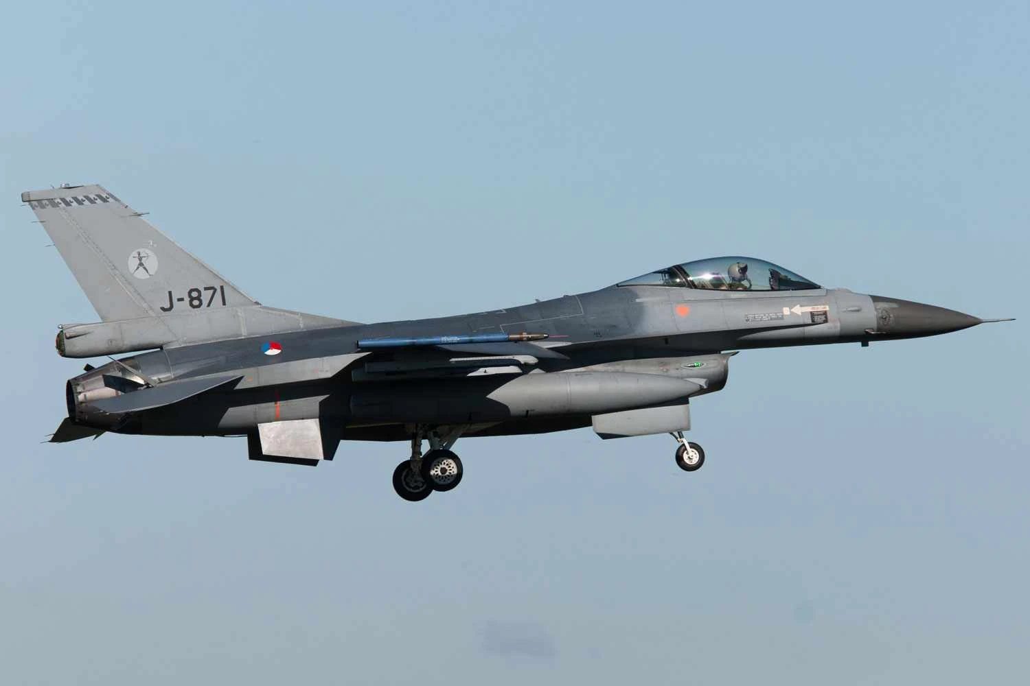 Holanda conclui entrega de caças F-16 à Ucrânia