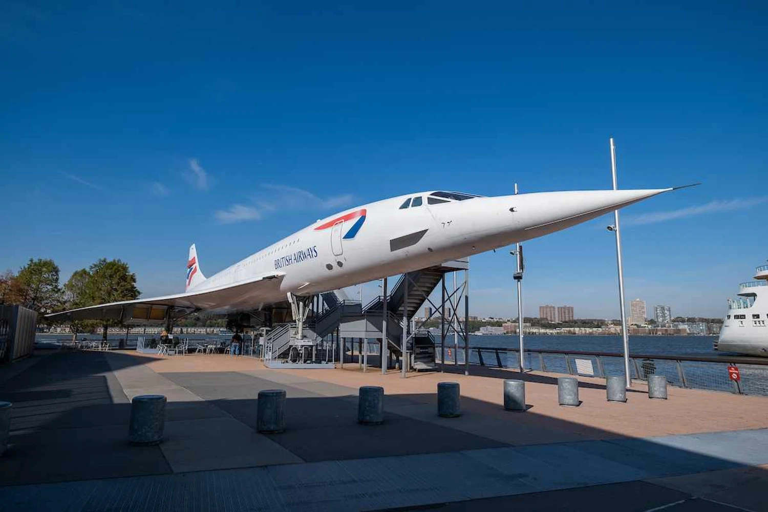Concorde em seu local de exibição ao lado do antigo porta-aviões Intrepid (Intrepid Museum)