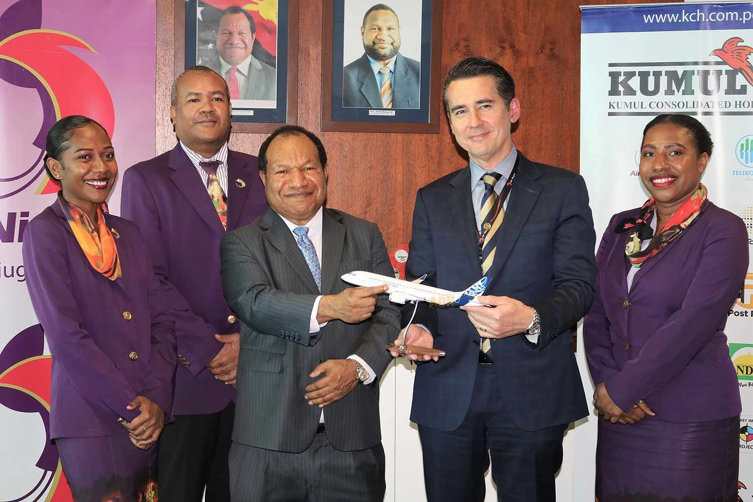 Executivos da Air Niugini durante anúncio da escolha do A220 (AN)