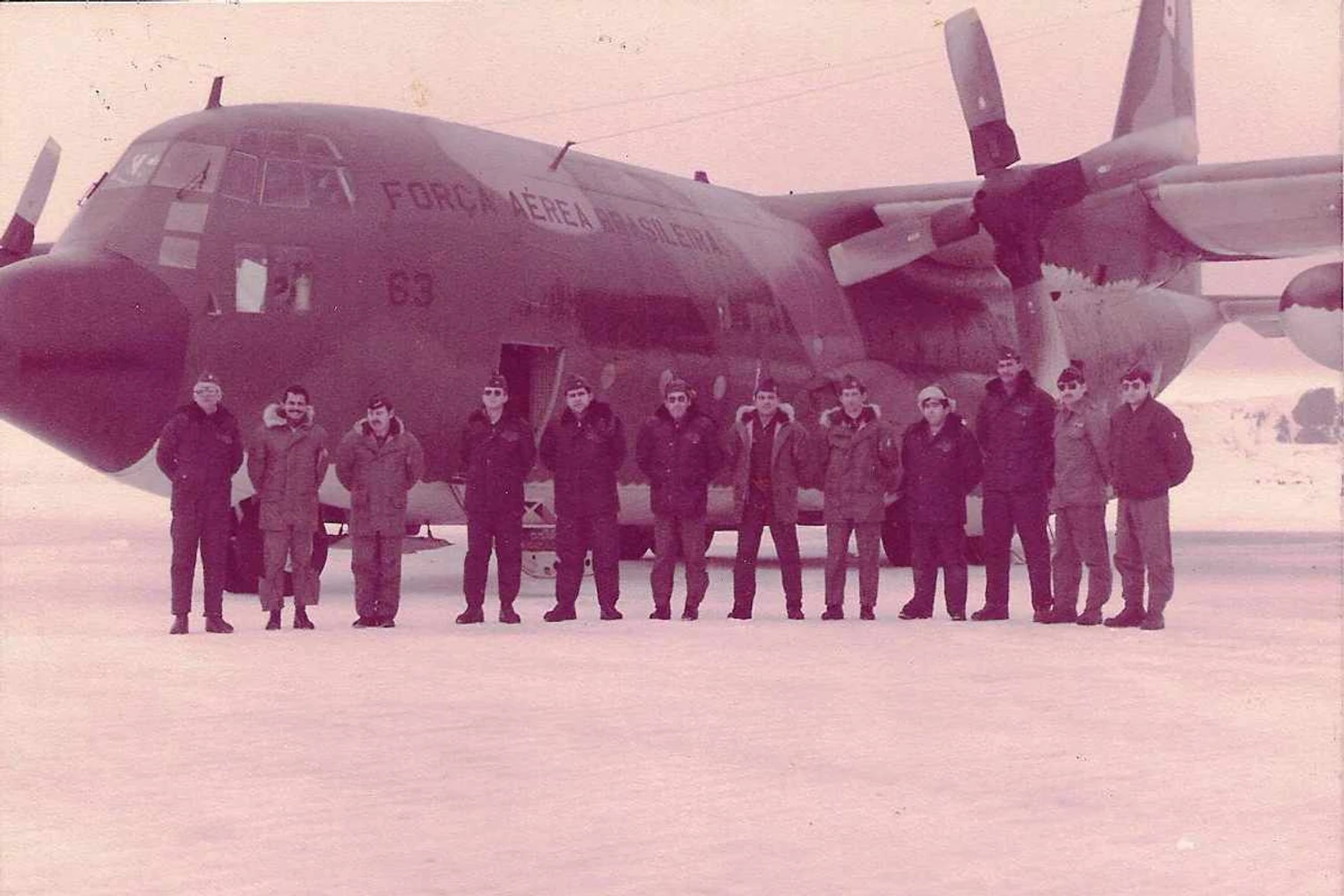 Fotografia da primeira tripulação da FAB que pousou na Antártica em 23 de agosto de 1983 (FAB)