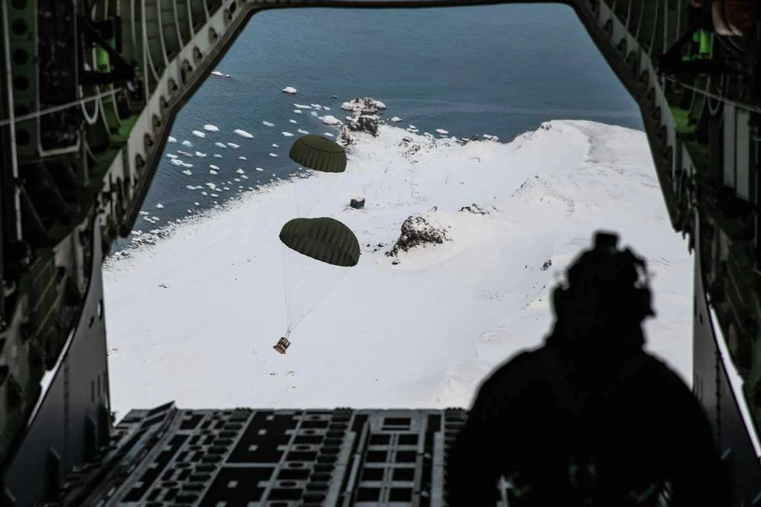 Imagem do primeiro lançamento de cargas realizado pelo KC-390 na Antártica, em julho de 2022 (FAB)