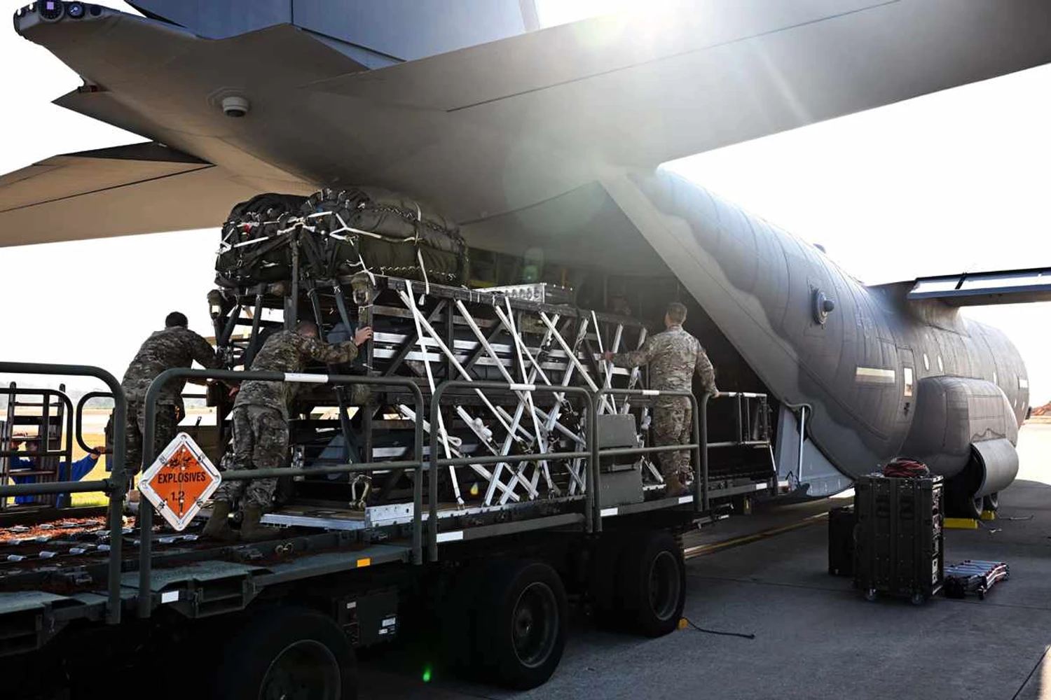 Munição paletizada sendo embarcada num C-130 Hercules. Será que também cabe no KC-390? (USAF)