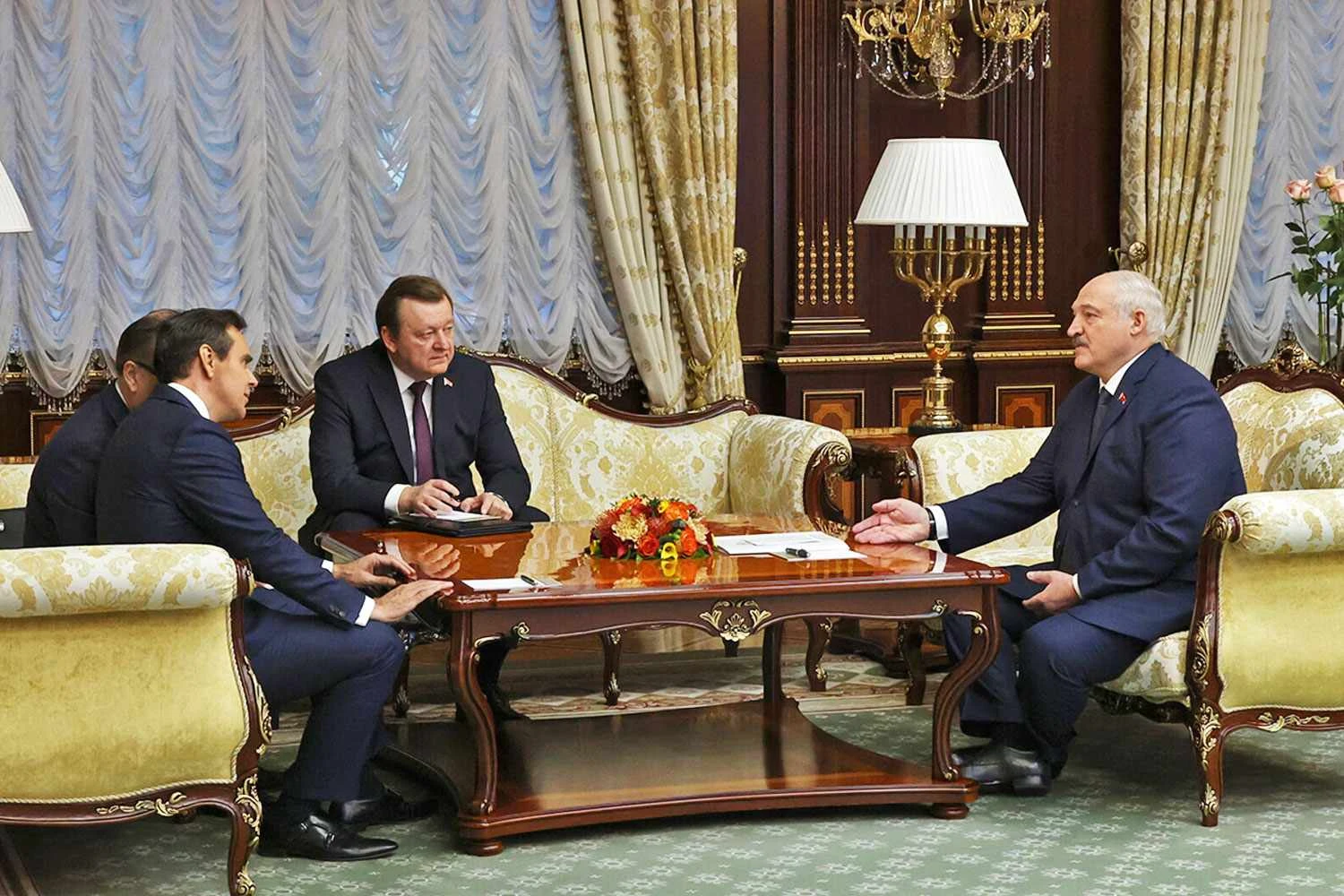 O embaixador brasileiro em encontro com o presidente da Bielorrússia, Aleksandr Lukashenko (GB)