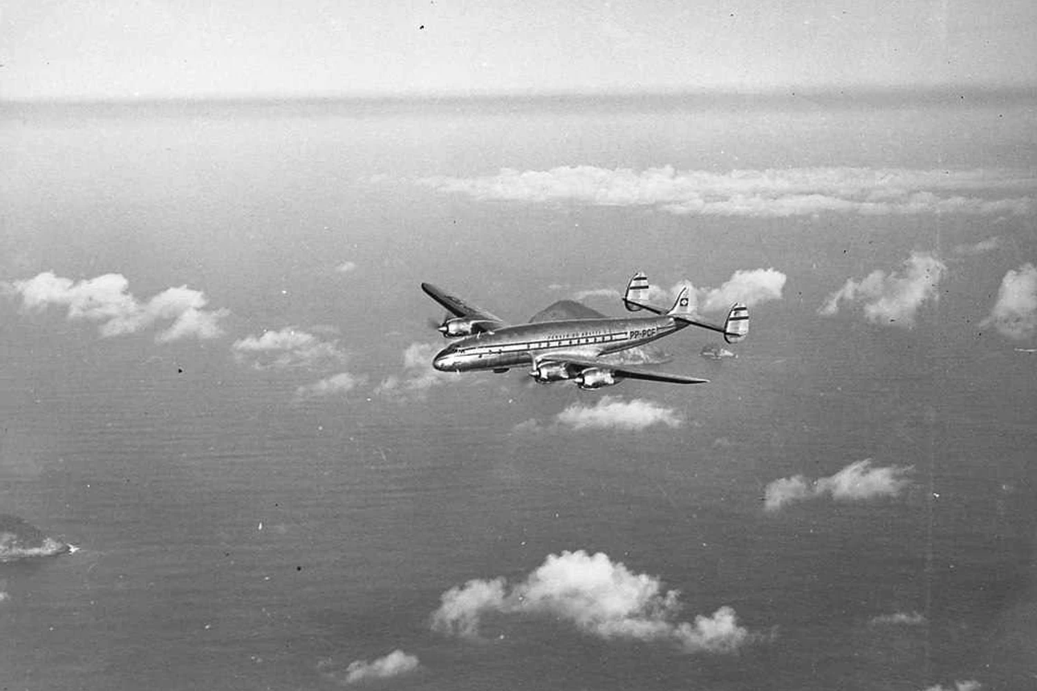 O PP-PCF chegando no Brasil, em março de 1946, colocando o país na vanguarda das viagens aéreas intercontinentais. Foto: Fundo Agência Nacional via Wikimedia Commons.